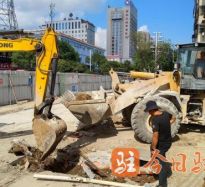 日你骚逼高温下的坚守｜道路建设者用汗水铺就畅通路